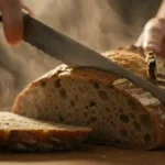 Tranches de pain complet fraîchement coupées avec une mie aérée et une croûte croustillante