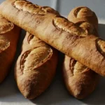 Baguettes maison rustiques avec croûte dorée et grignes marquées