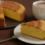 Pain au beurre antillais moelleux servi avec une tasse de chocolat chaud fumant