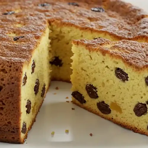pain moelleux aux raisins, cuit au four et coupé en part