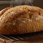 Pain aux céréales doré et croustillant sortant du four, encore fumant