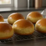 Recette Pain Brioché Hamburger dorés, en train de refroidir sur une grille de cuisson
