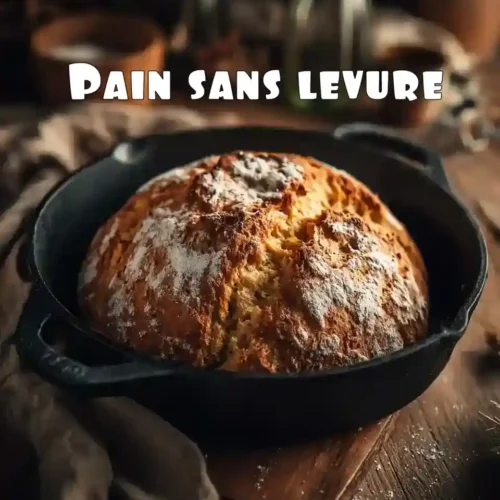 Pain sans levure doré et rustique dans une poêle en fonte sur planche en bois