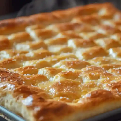 Schiacciata dorée et croustillante tout juste sortie du four, posée sur une grille