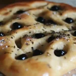 Fougasse moelleuse aux olives noires, cuite au four