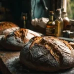 Pains briés sortis du four, posés sur une table en bois dans une cuisine rustique