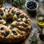 Fougasse provençale aux olives et herbes aromatiques, pain doré