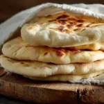 Gros plan de pains libanais empilés et moelleux