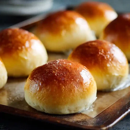 Brioche chinoise dorée sur une plaque de cuisson