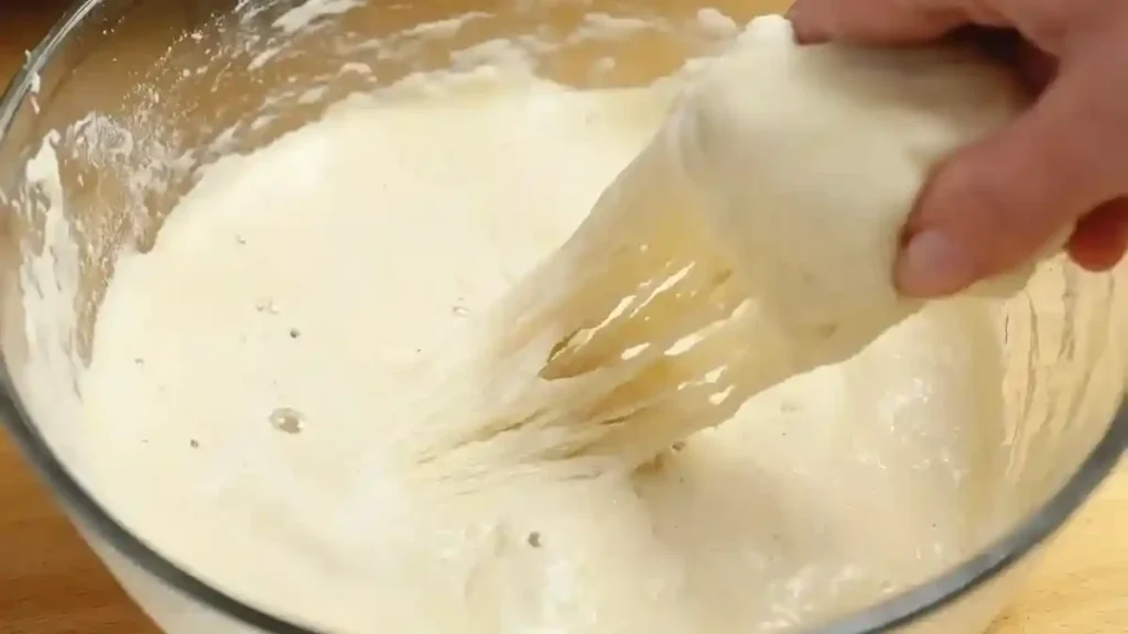 Pâte à pain kebab bien fermentée et élastique dans un bol en verre