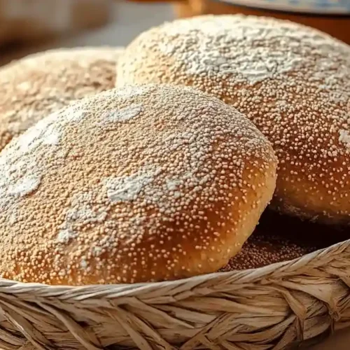 Pain khobz marocain traditionnel à la semoule présenté dans un panier en osier