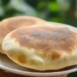 Deux pains kebab maison dorés servis sur une assiette blanche