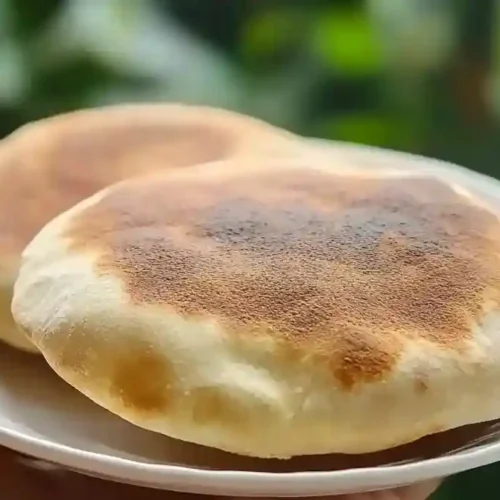Deux pains kebab maison dorés servis sur une assiette blanche