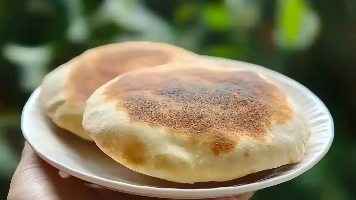Deux pains kebab maison dorés servis sur une assiette blanche