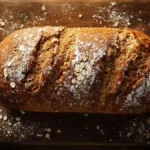 Pain sans glucides fait maison sur planche en bois rustique, saupoudré de farine et de flocons d’avoine