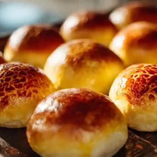 Brioche chinoise dorée sur une plaque de cuisson