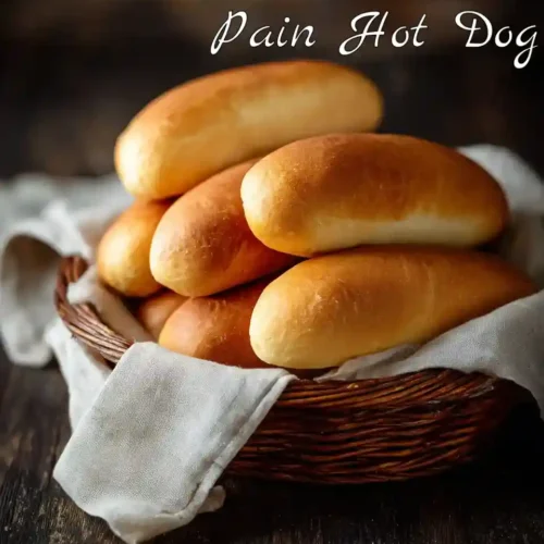 Pain à hot dog maison moelleux et doré sorti du four.