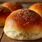 Pain hamburger sans gluten doré et moelleux