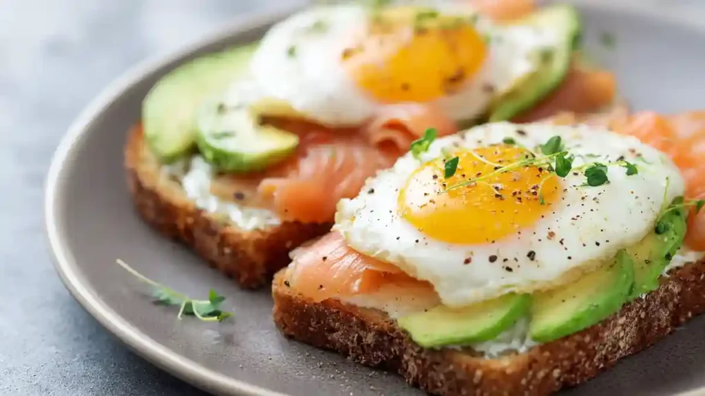 Tartine de pain cétogène avec avocat et saumon