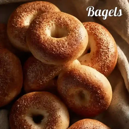 Bagels maison dorés empilés sur un torchon rustique