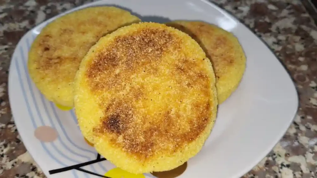 Recettes pain marocain: Harcha marocaine traditionnelle à la semoule, galette dorée et moelleuse servie chaude