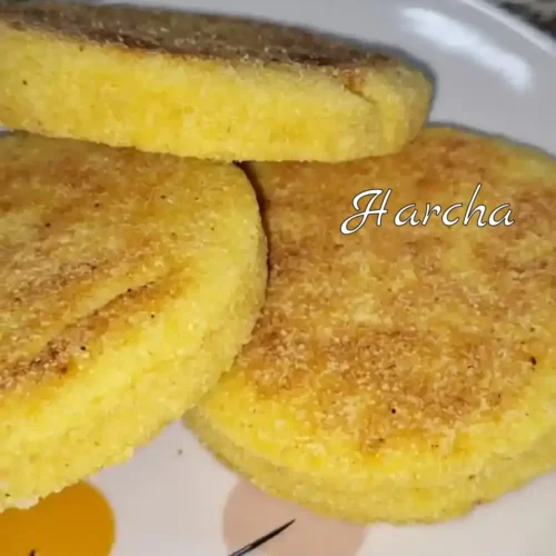 Harcha marocaine traditionnelle à la semoule, galette dorée et moelleuse servie chaude