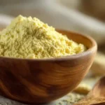 Bol de farine de lupin sur table rustique