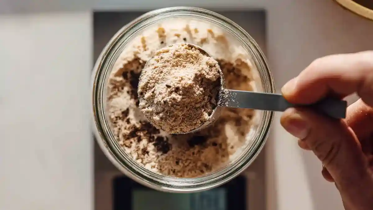 Rafraîchi du levain actif avec farine et eau sur balance