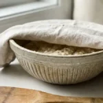 Pâte en autolyse dans un saladier avant le pétrissage.