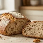 Pain aux noix maison entier et tranché avec une mie moelleuse