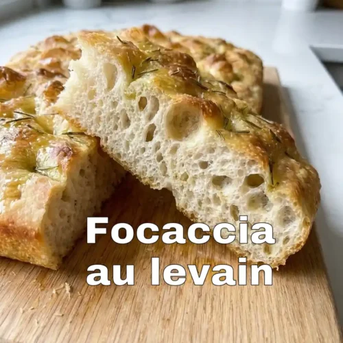 Focaccia au levain moelleuse coupée avec mie très alvéolée