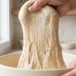 Rabats de pâte à pain réalisés à la main pendant la fermentation