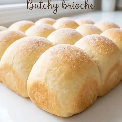 Brioche Butchy dorée à la crème fraîche composée de 16 boules moelleuses Pinterest