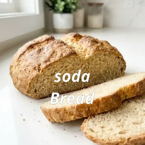 Soda bread facile irlandais avec tranches montrant la mie tendre.