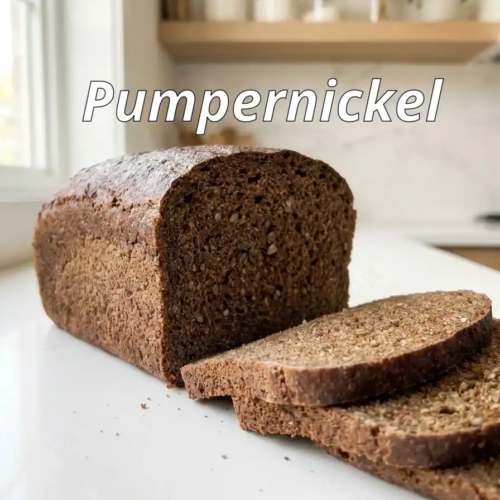 Tranches fines de Pumpernickel maison montrant une mie sombre et humide au seigle