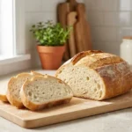 Pain blanc maison tranché avec une croûte dorée et une mie légère